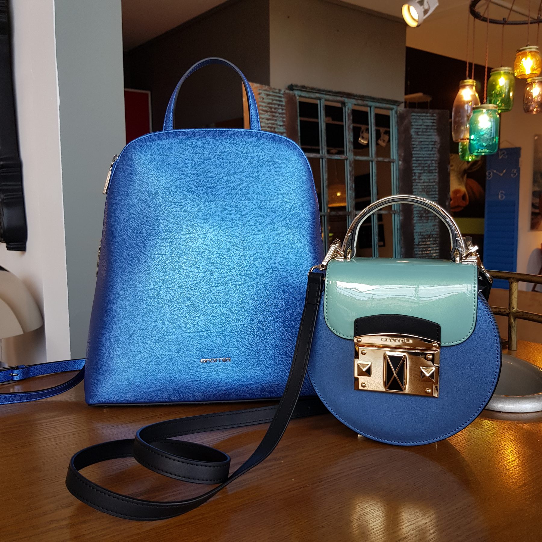 Итальянские сумочки Cromia (Кромиа) из натуральной кожи из коллекций 2020 года выполненные в цвете синий электрик