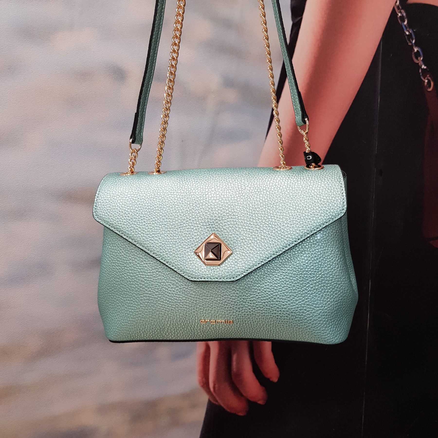 Итальянские сумочки Cromia (Кромиа) из натуральной кожи из коллекций 2020 года выполненные в цвете Смеральдо - фото 2